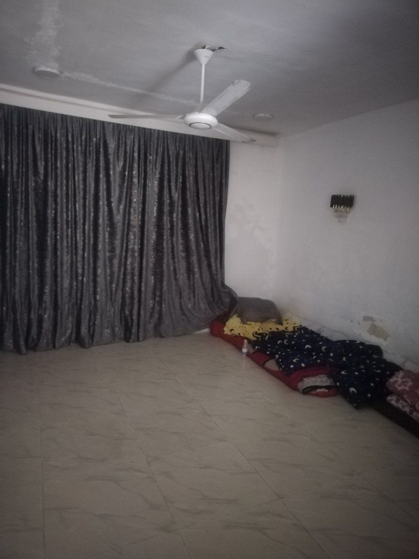 السلام عليكم مشتمل للبيع المساحة ٥٠ متر الوجه ٤ نزال ١٢ونص يحتوي على استقبال مطبخ خدمات ترك خلفي الطابق الثاني غرفه نوم الموقع الشرطه الخامسه قرب ابو ياسر المختار الاستفسار اتصل ***********
