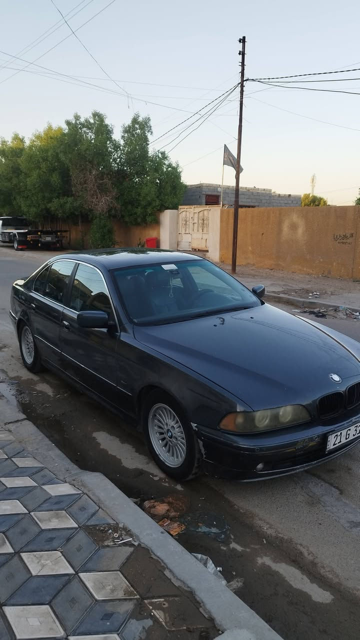 بي ام صقر موديل 2000 محرك 28 دبل فانوس
رقم سليمانيه بسمي تريد تحويل أتريد وكاله 
رقم دولي 
بيها منظومه غاز يعني تنسه البانزين +بطاقه بانزين بيها
كشنات جلت كهرباء تدفئه
تحكم استيرن
مثبت سرعه 
خزن ميموري 
مري قلاب كهرباء 
فتحه سقف
برده خلفيه  كهرباء 
كير محرك مكفولات 
تخم تأير جديد صدر جديد امامي خلفي 
تبريد ثلج 
سعر ٩٥بيها مجال 
مكان سياره بغداد وكركوك
***********
