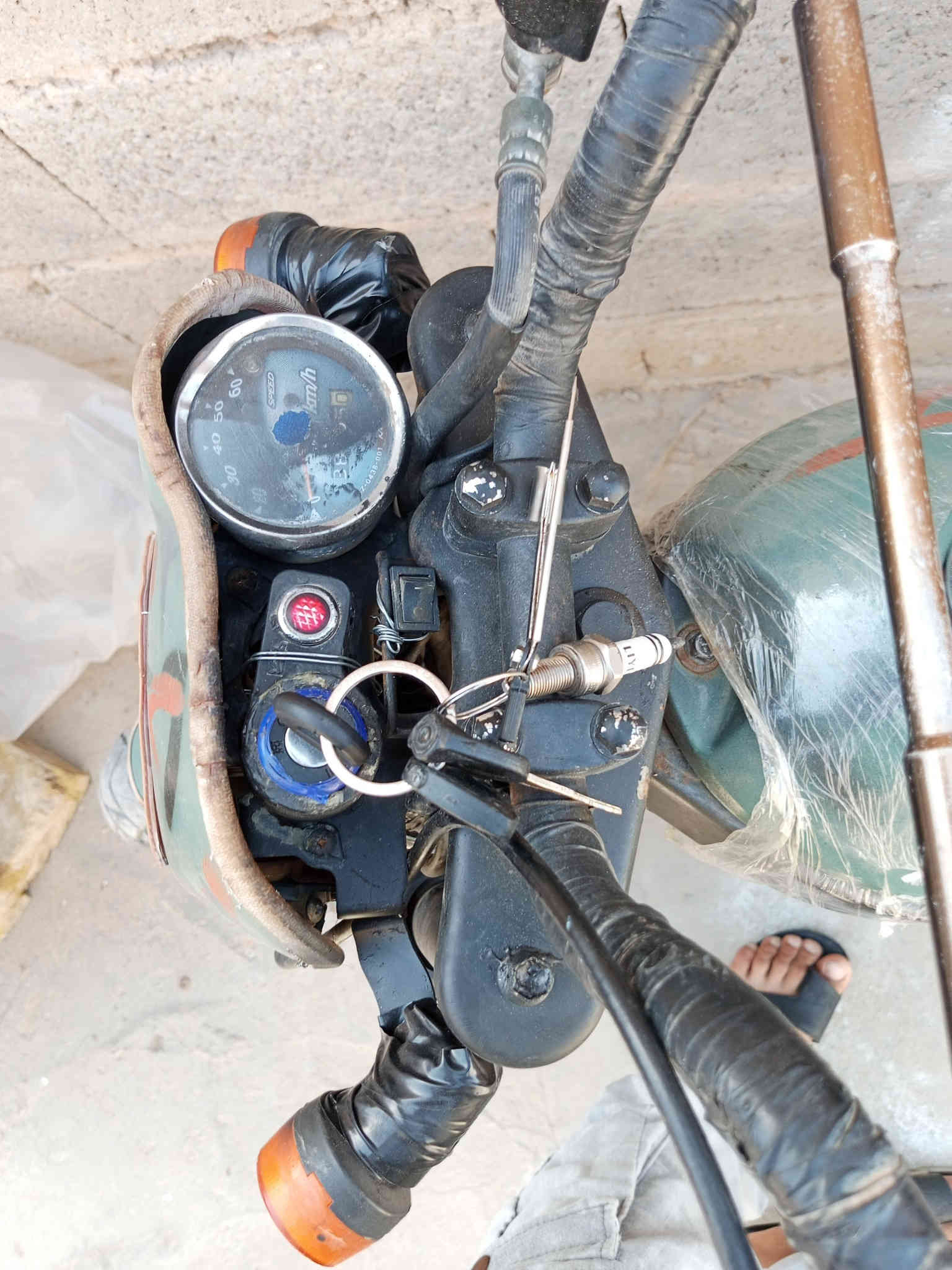 سلام عليكم قفاز يوماها لبيع بدون اوراق مكفوله عشائرين محرك ما مفتوح سعر 250وبيه مجال قليل مكاني ميسان قضاء الميمونه رقم الهاتف ***********
