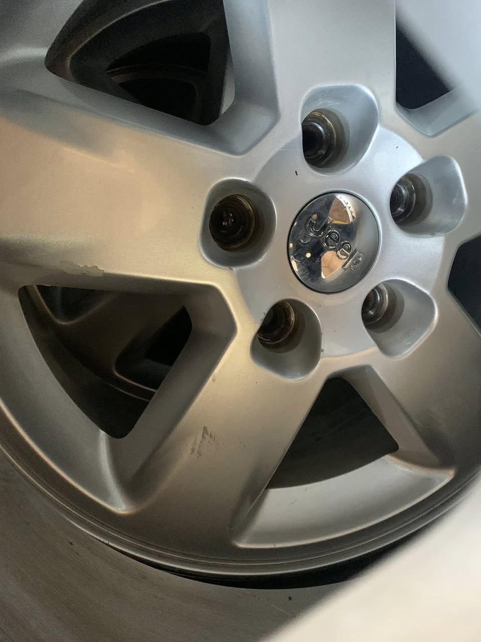 السلام عليكم تخم ويل وتخم تاير حجم 17 تخم تاير مستعمل قليل والويل نضيف جدا واصلي مال شركه 
السعر 250 الف وبي مجال بسيط  اريد ابيعه ضامه فوك صالي سنه  جديد حيل مكاني بغداد
***********
