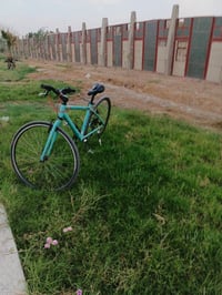 بايسكل رياضي معاصر ولونه أزرق فاتح، في حالة جيدة ومناسب للرحلات اليومي...