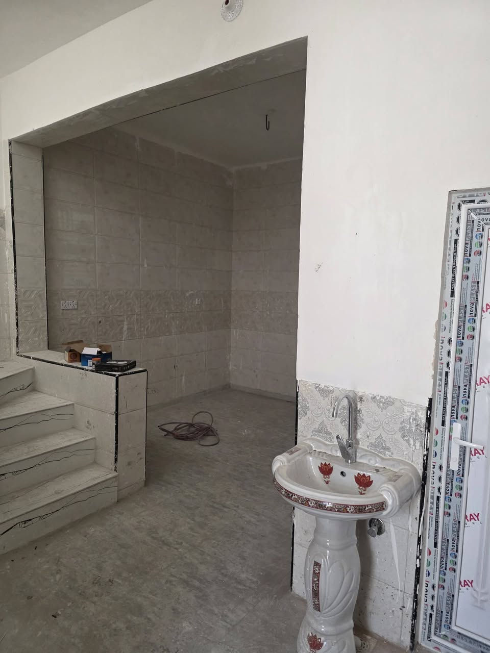 بيت ٧٥م طابقين للايجار يحتوي على استقبال وصاله ومطبخ وصحيات والطابق الثاني غرفتين نوم زائد صحيات بحي موسى الكاظم قرب فندق البارون للإستفسار ***********او ***********
