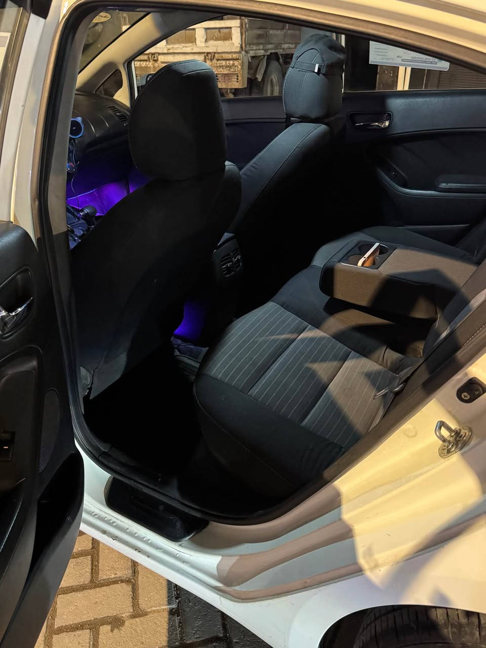 السلام عليكم 
للبيع او مراوس بجالنجر 
سيراتو 2014 خليجي ماشيه 160 الف رقم اربيل الجديد بسمي تحويل مباشر او وكاله السياره على ايدي من الوكاله مالك واحد فقط 
مكينه 1.6 كير 6 نمر نظيفات جدا 
لد امامي خلفي 
لايت عدسه 
شاشه اعطال
شاشه كار بلي واندرويد اوتو وكامره دواره ومسجل البلادي موجود شغال 
ثلاثه وضعيات ستيرن ثكيل ولوسط والخفيف 
مثبت سرعه وتحكم ستيرن كامل 
وحساسات امامي خلفي 
واشاير بلمري ومري شفط اوتو 
تبريد قطعتين تبريد ثلج ❄️ وتدفئه شغاله بدون نقص
تخم تاير جديد وبطاريه جديده وصدر نظيف وفيتبم نظيف وعليها ادامه كامله مغلفه كاعيه جلد 
السعر 125 وبيها مجال للطيبين للاستفسار 
*********** بغداد, العراق
