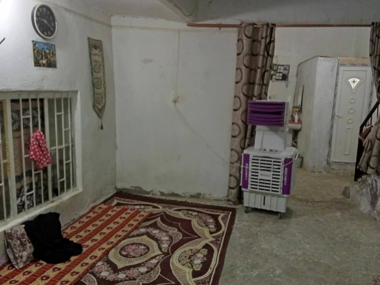 سلام عليكم البيت البيع مساحة 146 بناء قديم فد نضيف وساكن بي طابو صرف بي ثالثه غرف ثنين جوه وحده فوك العنوان طويريج منطقة شيخ حمزه السعر 45 وبي مجال شي قليل تصال على رقم) (***********) (***********)
