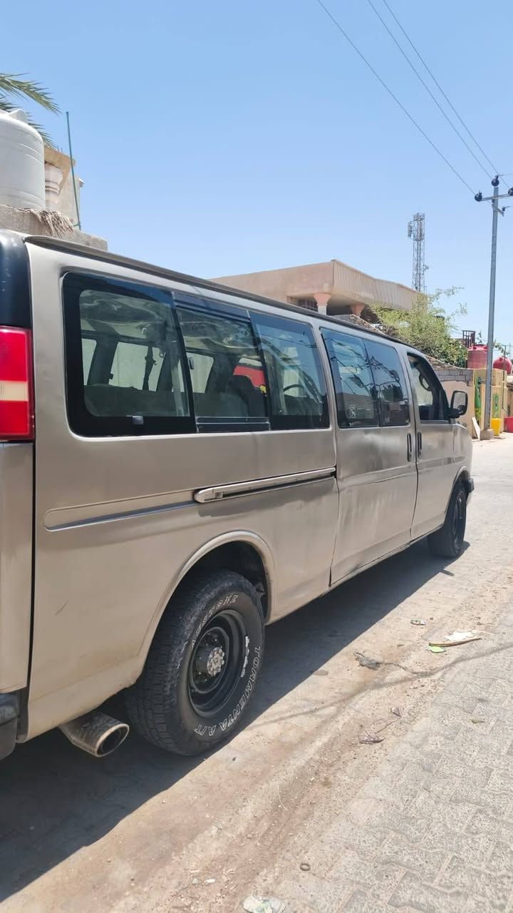 جي ام سي سفانا 2004 وارد خليجي
مواصفات.

مكينه 5300 استوني شادها جديد كير 1000 جديد اكسن
كلهن شرط وكفاله حداديه نص عمر التايرات نص عمر باتري جديد السياره مصبوغه جماليه فقط بدون اخياس وبيه ضربه صفحت السدر التبريد شغال بس عوزه كبريسر
مكان السياره البصره السعر 70 وبيه مجال . الرقم. ***********.
