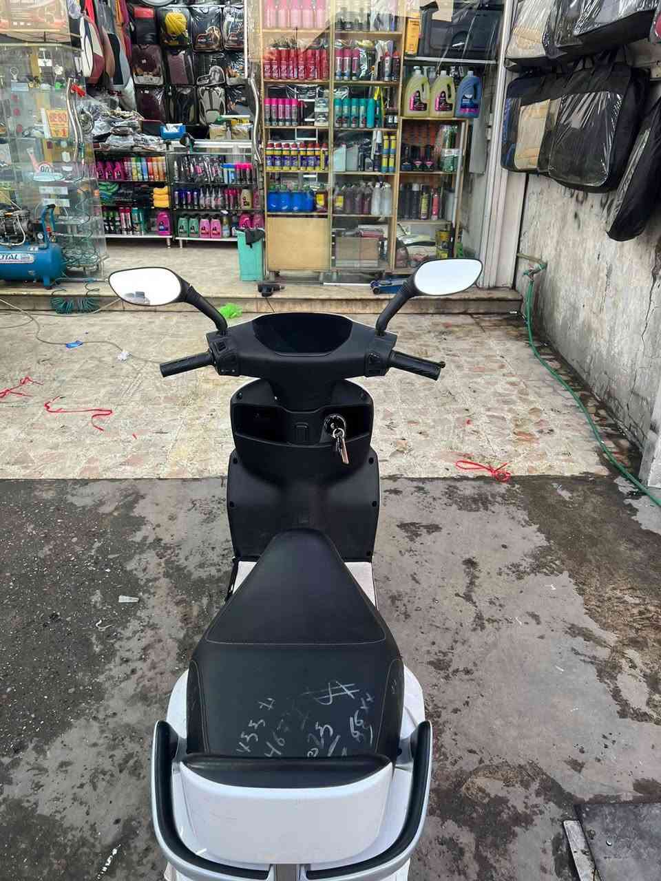 سلام عليكم اخوان دراجه من شركه YADEA شركه معروفه على مدار7سنوات
اصنع اقوى شركه بالسوق حليآ 
السرعة القصوى 60 كم/ ساعه
محرك عالي الاداة بقدره 2400-3000
بطاريه كرافيت 72فولت/25 امبير ساعه 
تمشي 85 كيلو بلشحنه الوحده 
حمايه ضد الماء والمقاومه للتسرب 100%
السعر 500
مكاني بغداد حي العامل خلف صناعه البياع الاستفسار *********** متواجد وتساب وماسنجر
