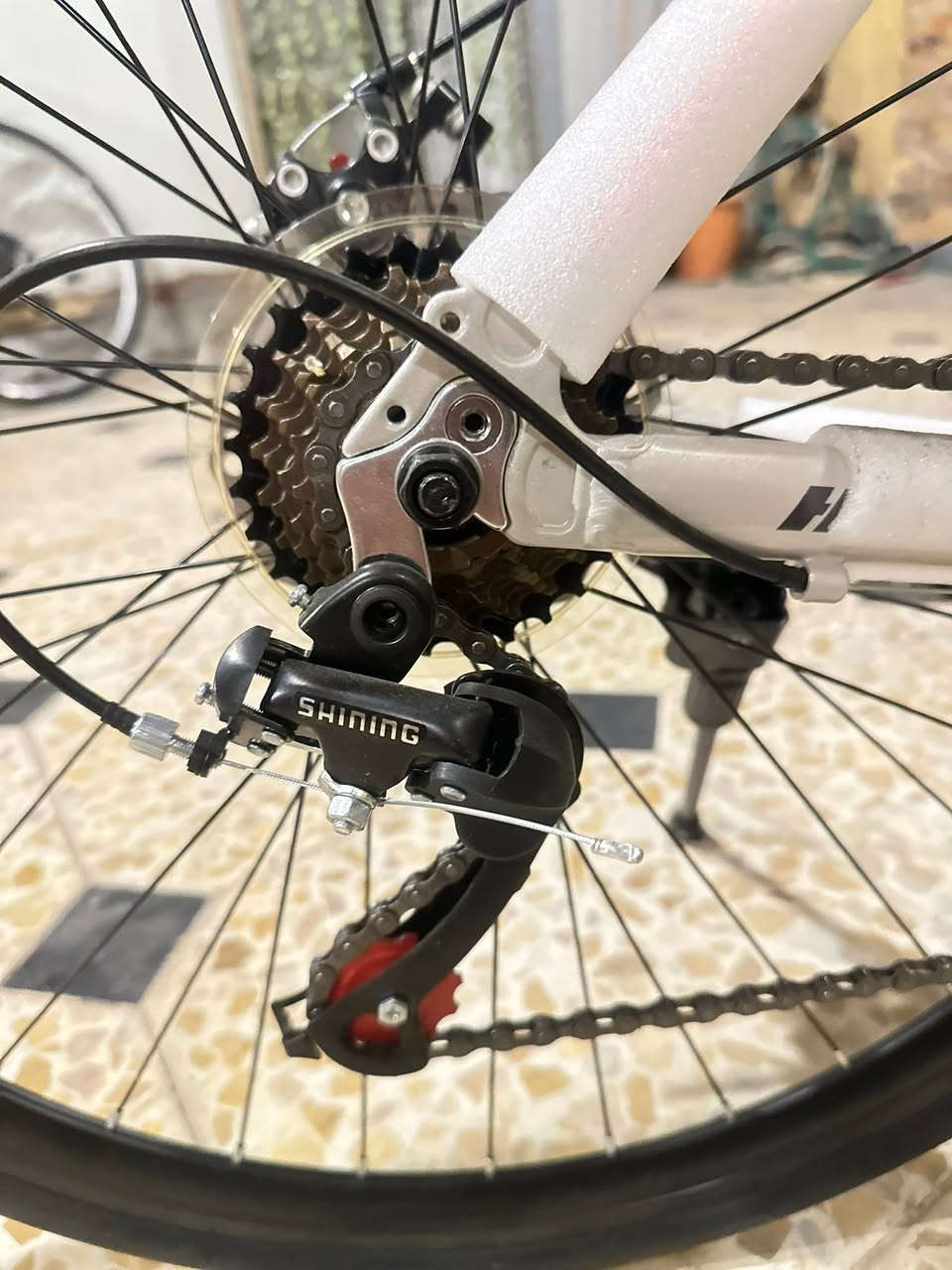 🚲 للبيع | دراجة هوائية رياضية جديدة (زيرو)

فرصة مميزة لاقتناء دراجة هوائية رياضية بحالة جديدة بالكامل، ما زالت مغلفة بأغلب أجزاء المصنع ولم تُستخدم.

المواصفات:
✅ تصميم رياضي أنيق باللون الأبيض.
✅ هيكل خفيف وقوي.
✅ مقود احترافي (Drop Bar) لقيادة مريحة وسريعة.
✅ فرامل ديسك عالية الكفاءة.
✅ إطارات رفيعة مناسبة للشوارع والطرق المعبدة.
✅ ناقل سرعات يمنح أداءً سلسًا في مختلف الطرق.
✅ مناسبة للرياضة، التنقل اليومي، والرحلات.

📌 الحالة: جديدة 100% ولم تُستخدم..
📩 للتواصل عبر الرسائل الخاصة 

لأصحاب الذوق الرياضي، دراجة جاهزة للاستخدام مباشرة وبحالة الوكالة


**إذا كنت صاحب هذا الإعلان وتريد حذفه لأي سبب، رجاءا أرسل رسالة إلى الدعم الفني**
