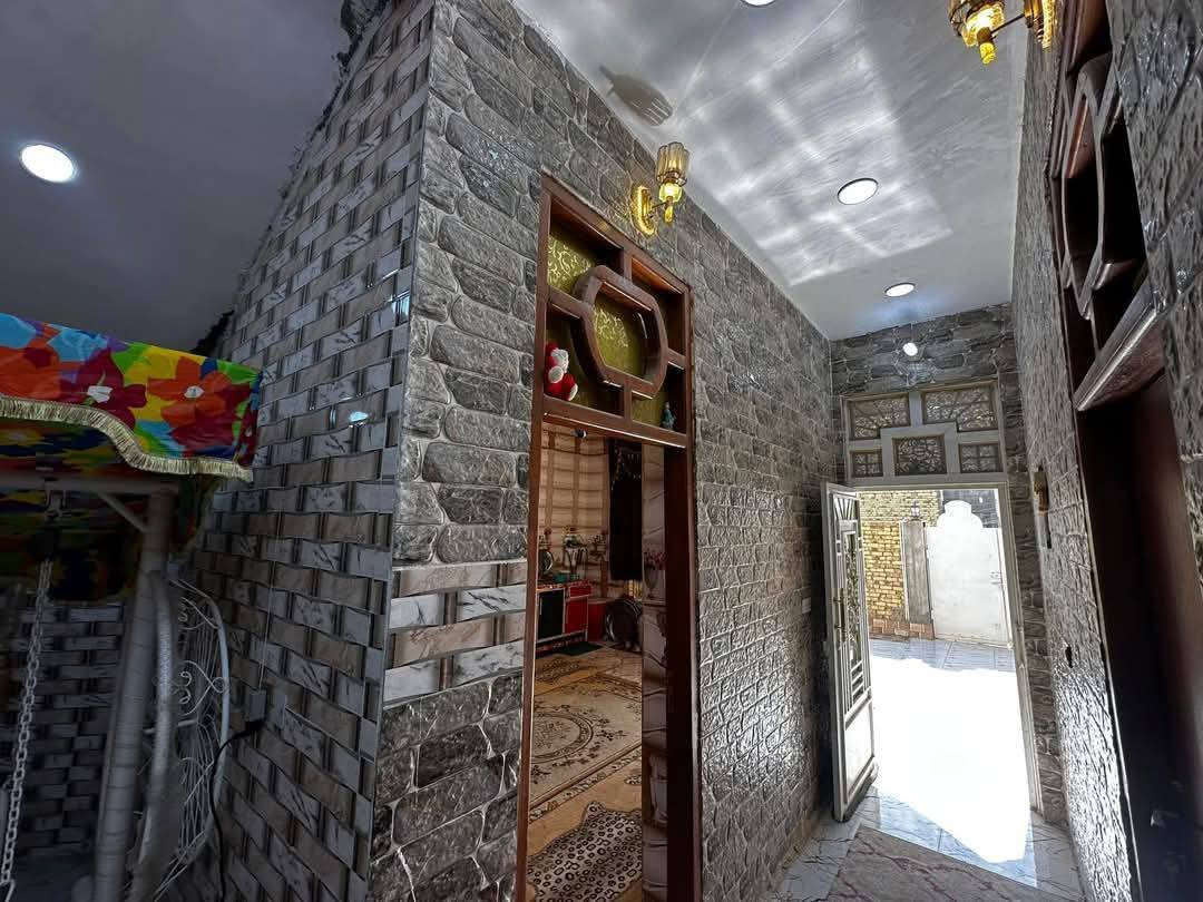 سلام عليكم
بيت للبيع مساحه ٢٠٠م

طابو زراعي  كل خدمات تكاملت من ماء وكهرباء وكيبل ضوئي 

 مكانه كاع راجي ابو احمد

 بيت جديد بناء درجه أوله

 بناء كله طابوك صب كونكريت

 يتكون الأول  من 

ديوانيه ومطبخ وصاله وغرفتين وصحيات ومنور وطارمه جبيره بيت جاهز عله اخر حبايه

الطابق الثاني هيكل واصل للسقف يتكون من 

٤غرف نوم وصاله وحمامات 

 وخدمات بيه ماي خطين  وكهرباء المحوله بلباب وكيبل ضوئي كامل

سعر البيت [[٩٠]]وقابل للتفاوض 

لاستفسار مراسلة الحساب أو الاتصال على الرقم

***********
