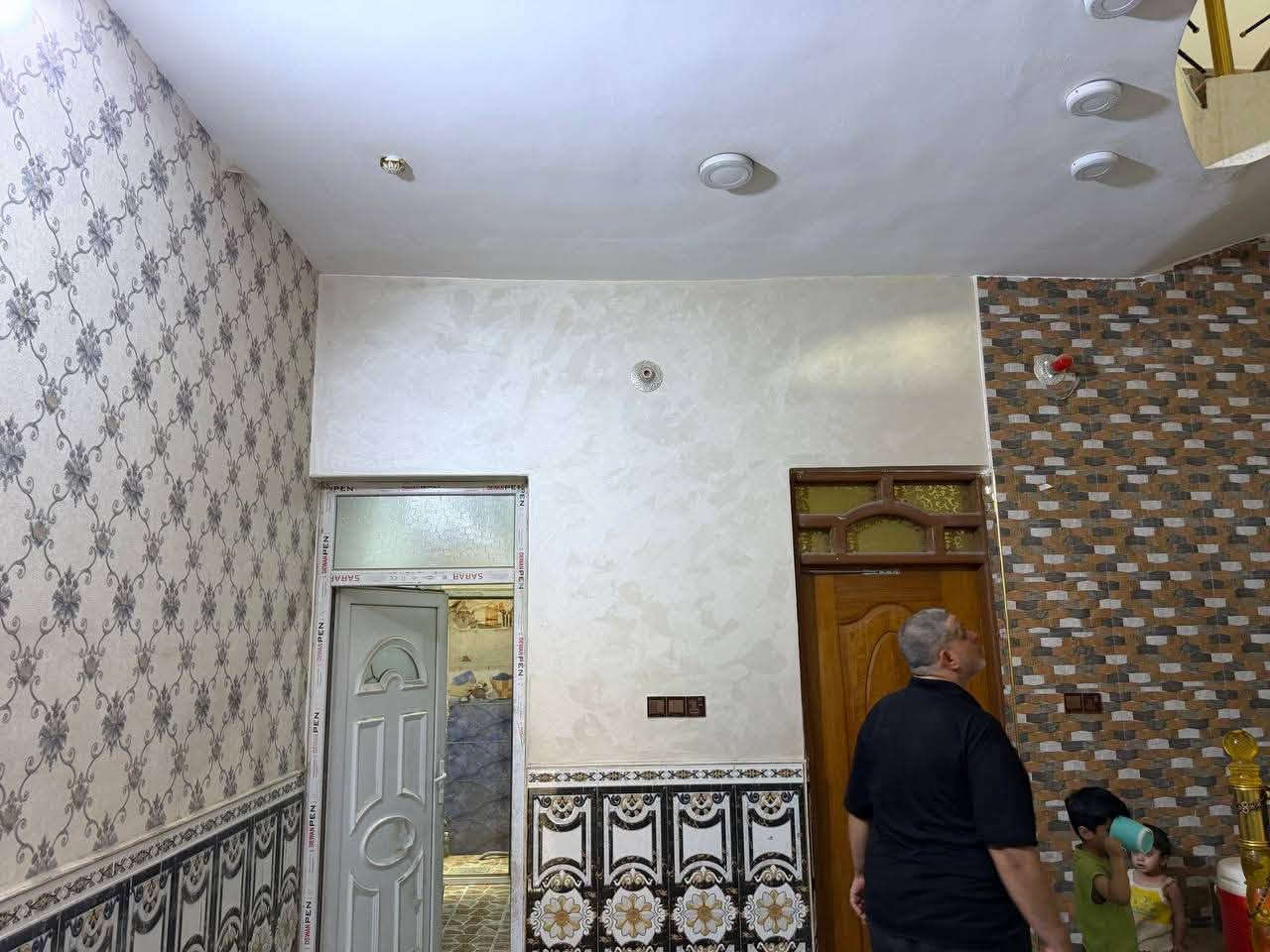 إعلان رقم (١٠١)

بيت الايجار المساحه ١٥٠ متر 

بناء حديث طابقين على شارع عام
 يتكون من ٤ غرف نوم ٢ صالات واستقبال ومطبخ وصحيات داخليه وخارجيه 
عنوانه شارع ٣٠ من جهة حي أور 
الاستفسار الاتصال او زيارة مكتب 

عنوان المكتب.  شارع الصفاه. قرب ساحة ملعب الخماسي. مكتب دار الحضارات 

بإدارة محمد الخفاجي 
رقم المكتب  ***********
