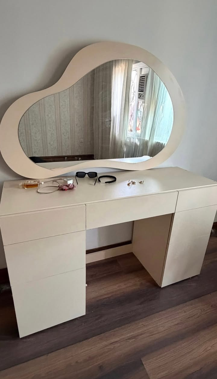 تسريحه فصلتها و صار يومين من شادتها اريد ابيعها بسبب المساحه سعرها ٢٥٠
***********

