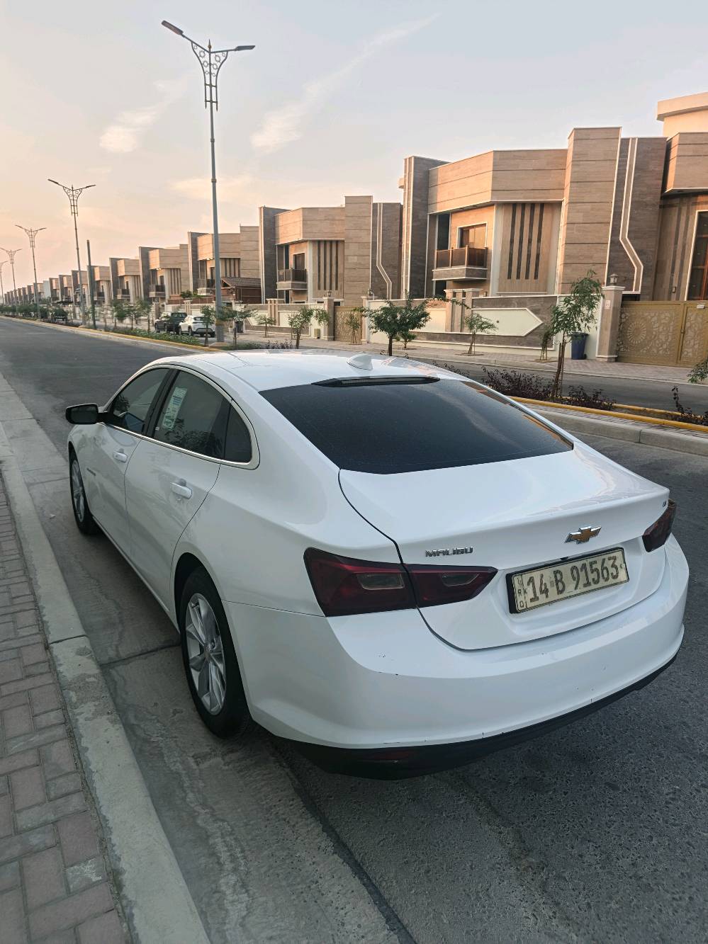 سلام عليكم ماليبو مديل ٢٣ رقم بصره معوقين مكفوله من التبديل والصبغ بيه حالوب وطرف البنيد بارد جاهزه السياره مكاني بصره