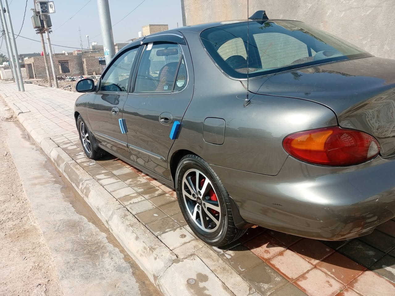 سلام عليكم النترة موديل 2000بسمي رقم بغداد انكليزي السياره مصبوغه جماليه شرط الفحص بيها نص الجاملغ لامامي وحافه البنيد بدون ايرباك السياره جديده كير محرك تبريد صدر تخم تاير كله مكفول داخلها بطاينها كله جديد مابيها قطره خياس السعر 55بيها مجال قليل حك جيتك مكانها الصويرة الستفسار *********** كير اوتو محرك 2000
