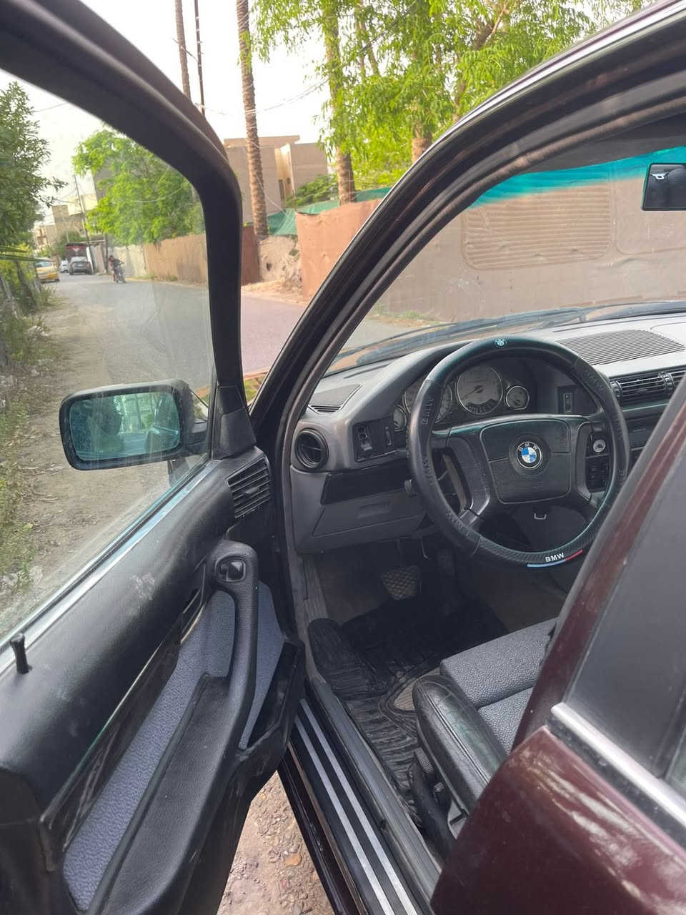 السلام عليكم BMW 525iA موديل 92 سياره جاهزه صبغ عام اثر جراد فقط
سياره بلادي بدون حادث او ضربه
عليها ادامه كامله من منضومه بانزين وباتري جديد ودسكات سياره جاهزه للاخير 
مكينه 25 مسكر 
كشنات كهرباء كاركتر
سنتر لك ريمونت
سلايد شغال طكتين 
تبريدها ثلج خير من الله 
دبل ايرباك
اكروز سرعه
كمبيوتر
مري شفط
تخم تاير حداديه 
بجم عريض
رقم بغداد الدولي باسمي تحويل ثاني يوم
كير مكينه خيررررر من الله سياره مال بيت وممتعوبه ونضيفه وجاهزه للاخير كلشي شغال بيها 
مكانها بغداد سعرها 57 وبيها مجال للطيبين
***********
