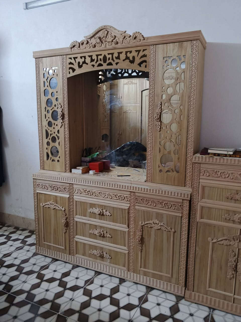 غرفه نوم مستعمله شي قليل شغل ايدي بيدي مشتغلها شرط بدون صبغ  كدام العين شرط انطيك هيه وخشبها وتجي تفحصها خارج 5ملم دخل مجرات سريه  للستفسار ***********
