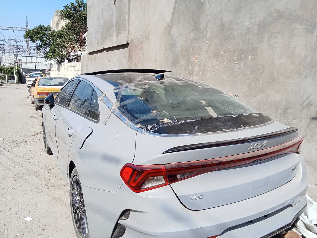 سلام عليكم . سيارة كي فايف جيتي أعلى فئة
لون أسمنتي موديل 23 كلشي كامل بيها من دعامية والايتات كلها كاملة 

. بيها ضرر بنيد ولغد امبدل مالتها بس نفس اللون 

بيها نواقص : الكير مالتها مفطور من الأذن يتبدل ب4 ورقات والمحرك مابي شي . والدكشن البارد مكسور 

السيارة نقصها راديتر ماء ورادتير تبريد والكراسي الايرباك مالتهن طاك والدرگة 

والدشبول مابي شي بالاعتبار الياخذها كوم حديد .

السيارة نضيفة وحلوة . والسعر 140 وبيها مجال


**إذا كنت صاحب هذا الإعلان وتريد حذفه لأي سبب، رجاءا أرسل رسالة إلى الدعم الفني**