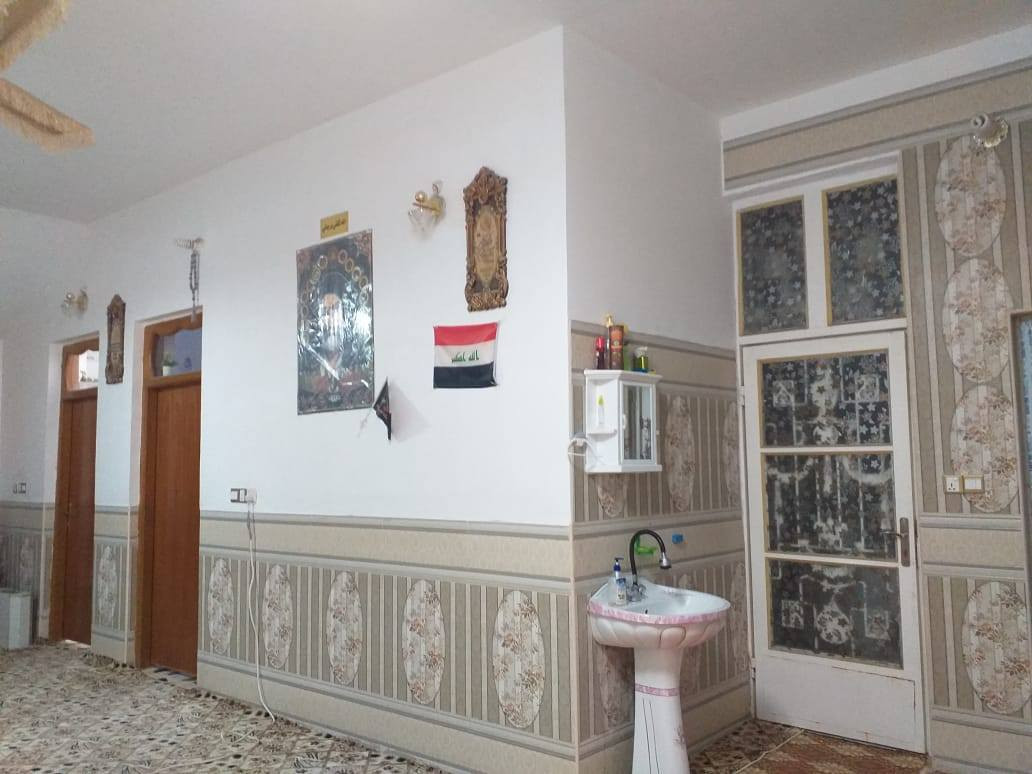 دار للبيع المساحة 166.5 حي المكرمة شارع 15 سعر 160 مليون وبي مجال (بناء صب غرفتين وصاله واستقبال ومطبخ وصحيات 2 ومنور 2 والبناء طابوق جمهوري  بناء جديد 2020 تم بناء)+ هيكل طابق ثاني واصل للسقف متكون من ثلاث غرف. 
للاستفسار الاتصال على الرقم 
***********
