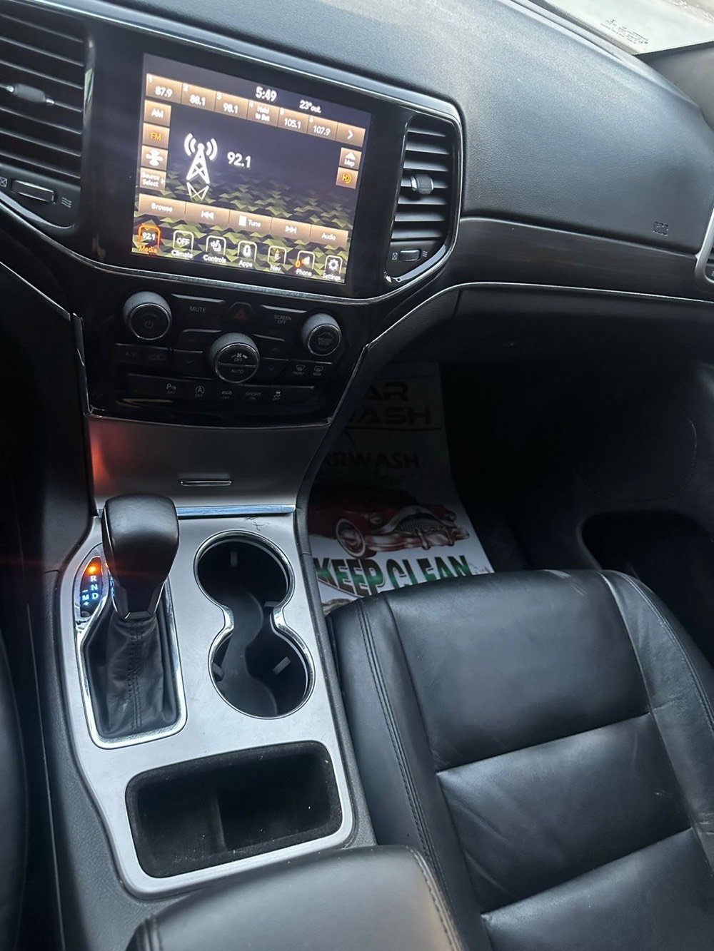 جيب شيروكي لاريدو
الموديل : 2021 . (وارد امريكي) 
مثل ما موضح بالصور
ماشية حالياً 107 
المحرك : V6.  3.6L .
رقم بغداد بأسمي
المواصفات :
* فتحة
* شاشه كبيرة 
* المقاعد الامامية كهربائية مع الجلد والتدفئة
* نقطة عمياء .
* ويل قياس 20 انج .
* مقود السائق من الجلد  . 
* تدفئة ستيرن . .
*السيارة ماشية 12 الف ميل 
* مصابيح امامية زنون . 
* كشافات ضباب بروجكتر زنون . 
* تشغيل عن بعد .
* صندوق كهربائي .
* حساسات خلفية .
* كاميرا خلفية .
* مرايا متحسسه للضوء العالي .  
* بلوتوث تلفون . 
* محدد سرعة . 
* نظام تشغيل واطفاء اوتماتيكي للمحرك للتوفير من صرفالوقود . ( Auto Start System ) .
* نظام بريك اوتماتيكي ( Auto Break System ) الخلفي
وبعد بيهة هواي مواصفات
السعر 27 وبيهة مجال بسيط
للاستفسار
***********