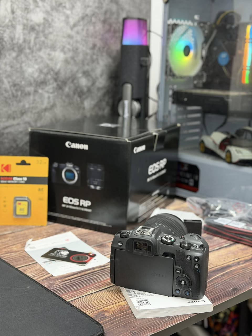 ⁨	📸 Canon RP Kit + عدسة 24-105mm الأصلية
فرصة مميزة لعشاق التصوير الاحترافي ✨
كامرة Canon EOS RP مع عدستها الأصلية بحالة شبه جديدة جداً — استخدام خفيف جداً.

🔹 الحالة: شبه جديدة (كل الملحقات أصلية ولم تُستخدم)
🔹 عداد الشتر: فقط حوالي 100 لقطة 🔥
🔹 نظافة عالية جداً

🎁 الملحقات:
• الكرتون الأصلي
• الشاحن الأصلي
• الحزام الأصلي
• البطارية الأصلية
• كتيبات التشغيل
• رام 32GB هدية 🎁

⸻

⚙️ المواصفات:

✅ حساس فل فريم بدقة 26.2 ميگابكسل
✅ تصوير فيديو 4K
✅ شاشة لمس متحركة بالكامل
✅ نظام فوكس احترافي Dual Pixel
✅ تصوير مستمر سريع
✅ حجم خفيف ومثالية للتصوير والسفر
✅ واي فاي وبلوتوث لنقل الصور بسهولة

⸻

💰 سعر الجديد بالسوق: 1,275,000 دينار
🔥 سعرها يمي فقط: 1,125,000 دينار

🚚 توصيل مجاني لجميع المحافظات

📩 للحجز أو الاستفسار مراسلة الصفحة خاص⁩


**إذا كنت صاحب هذا الإعلان وتريد حذفه لأي سبب، رجاءا أرسل رسالة إلى الدعم الفني**