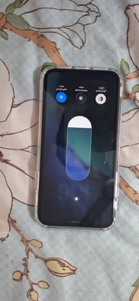 عندي ايفون 11 الذاكرة 64 البطارية 98 البصمة واكفة الشاشة اصلية مامبدلة...