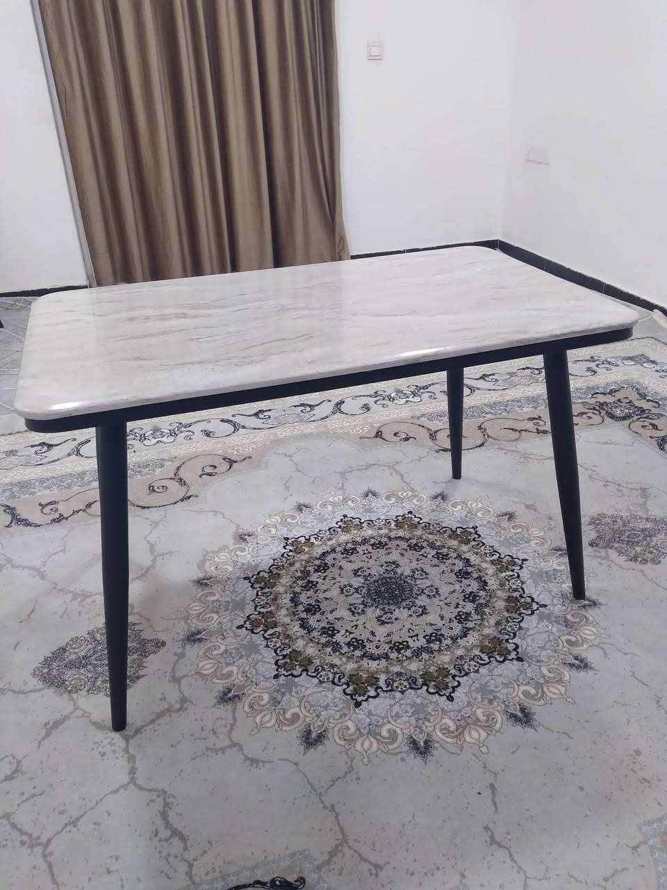 للبيع ميز طعام مرمر والارجل حديد المكان بغداد حي العدل للاتصال *********** سعرها(200الف)
