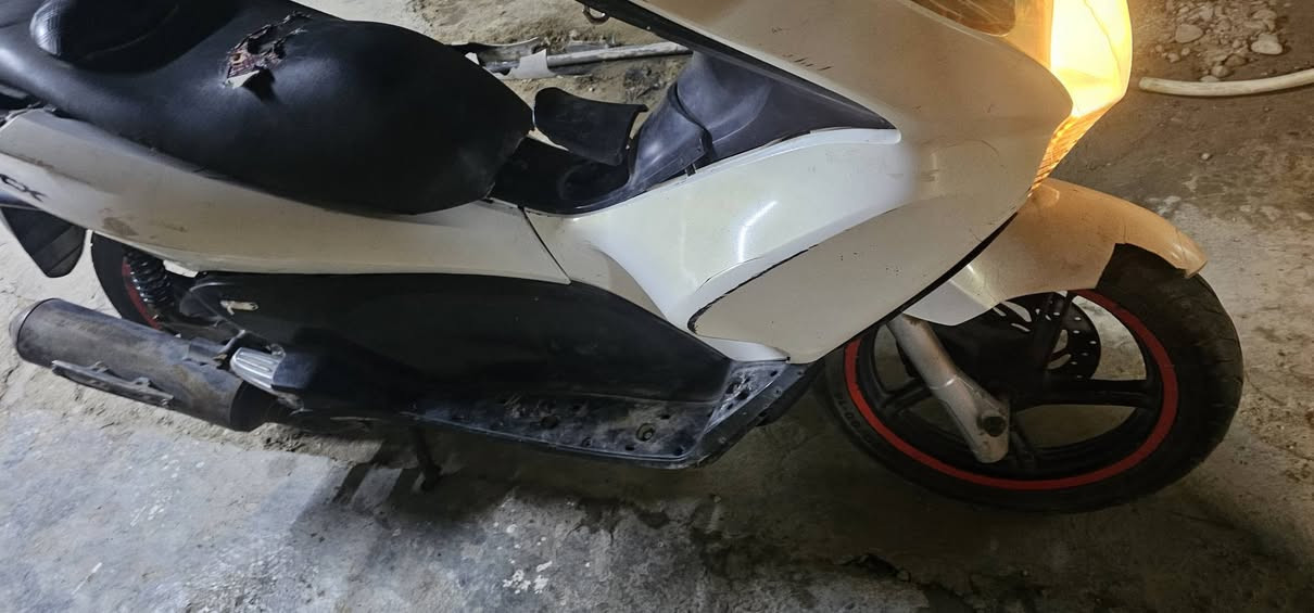 بي سي اكس الجيل الأول دراجه خير من الله شلعه ومعدل السعر 800 بيها مجال نكره تشتغل
 حساس استان كلها شغاله بس عوزها كفرات او ترتيب
تايرات جدد بريكات بس كفرات وصوتها ناعم مكاني بغداد 
واتساب او اتصال *********** غير متواجد فيس
