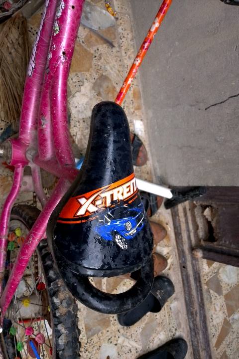 بايسكل أطفال لون وردي بحالة جيدة. يتميز بتصميم جذاب وعجلات متعددة الألوان مع زخرفات. مقعد مريح وعامود قيادة مزود بلوحة رقمية لإضافة لمسة فريدة. مناسب للمغامرات اليومية واللعب في الحديقة.