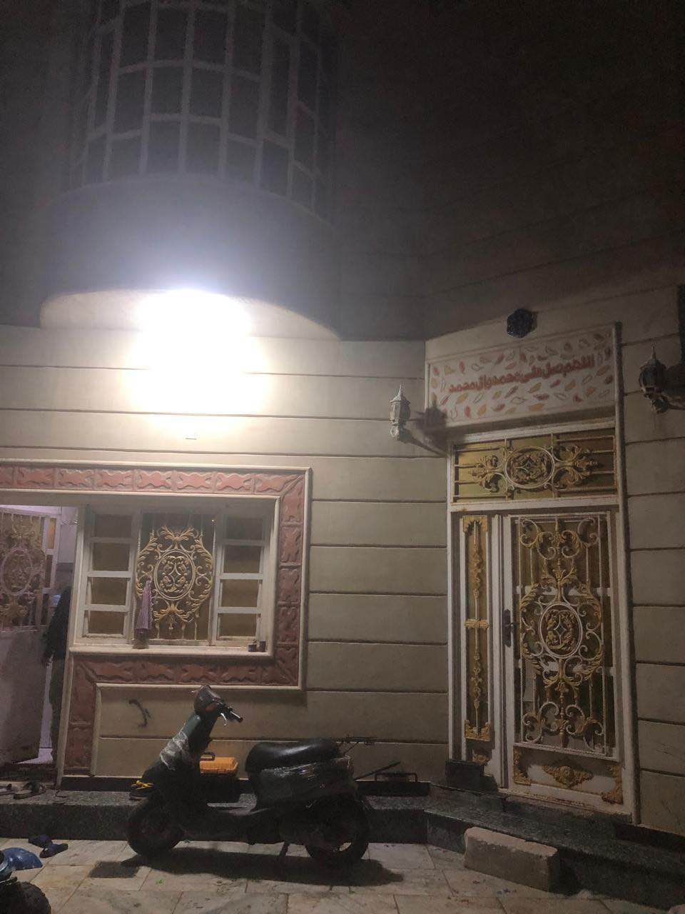 بيت للبيع مساحه 170 متر
طابقين بناء فرمستون 
الطابق الاول غرفه وصاله ومطبخ وديوان وكراج 
الطابق الثاني غرفتين وصحيات
العنوان ابو الخصيب عويسان
طابو زراعي عراقي 
السعر 145 للااستفسار *********** البصرة, العراق
