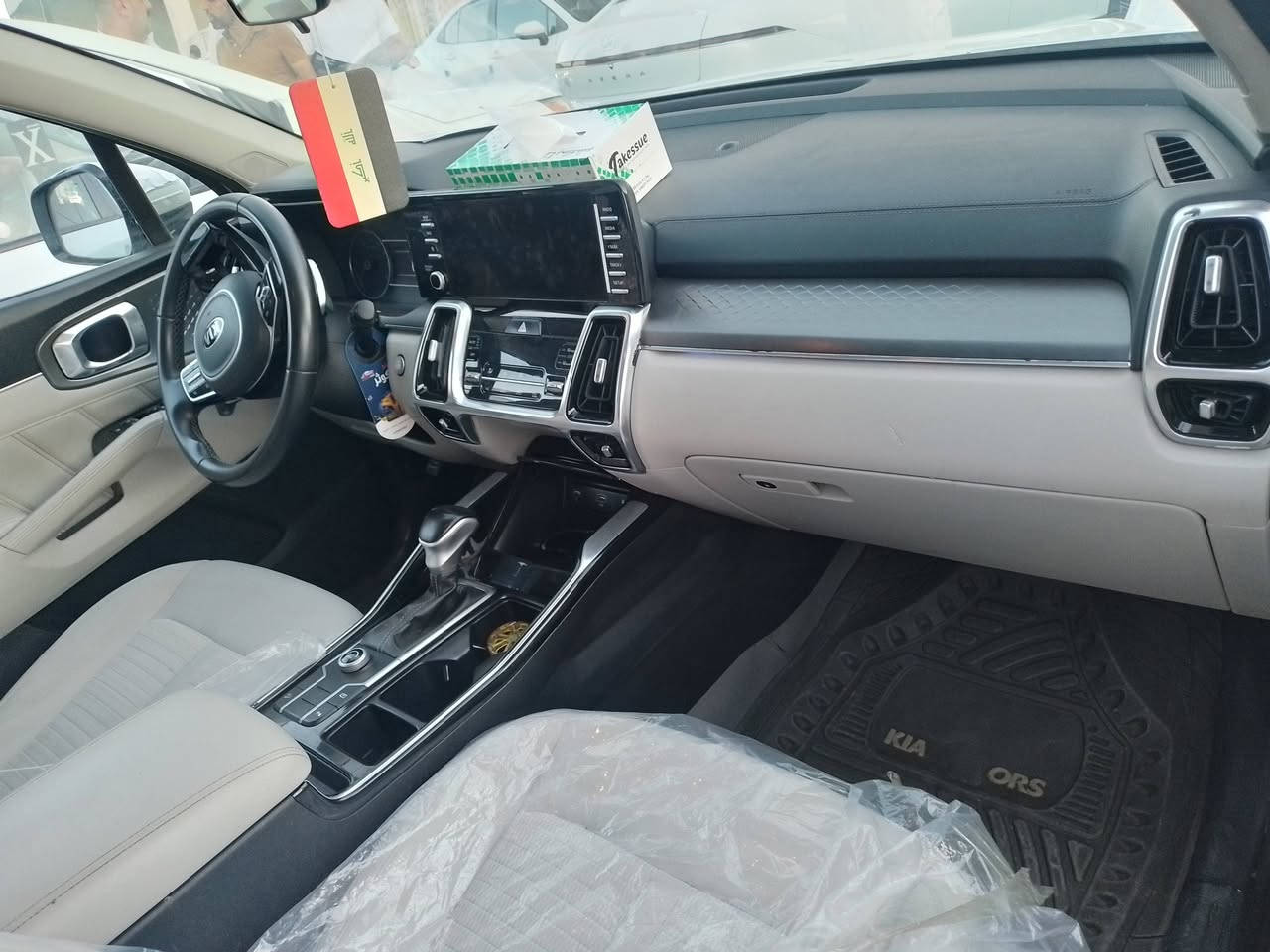 السلام عليكم 
سورنتو موديل ٢١ خليجيه 
ماشيه ٨٩ 
سياره فول عدا الفتحه 
بيه ملاحظات بسيطه 
تخم تاير جديد سياره بلاديه فول نظافه 
مكينه ٦ سلندر السعر ٢٤٥ 
***********
