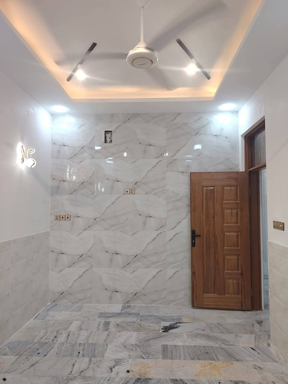 بيت 100 متر حي ميسان ع مشتل حرف T قريب ع شارع الكيات
بناء جديد درجه اولى صب كونكريت طابقين يحتوي على 

غرف عدد 2وصالات عدد 2 صحيات عدد 3 ومطبخ واستقبال

السعر 143 مع المجال
للاستفسار الاتصال ع رقم ***********
