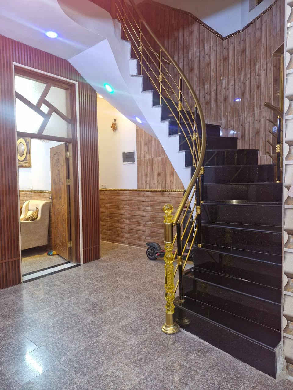 دار للبيع مساحة ١٠٠ متر جاهز عده الواجهه ضياء الحلفي المربع الذهبي خلف علو ام البنين مباشره ***********
