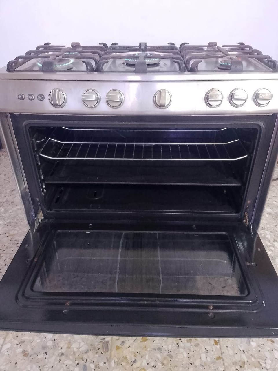 طباخ نضيف شغال كله على الفحص وناره تخبل سعره 150 وبيه مجال المكان نهايه الشعله منطقه الدهله *********** بغداد, العراق
