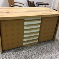 ميز مكتبي • للبيع