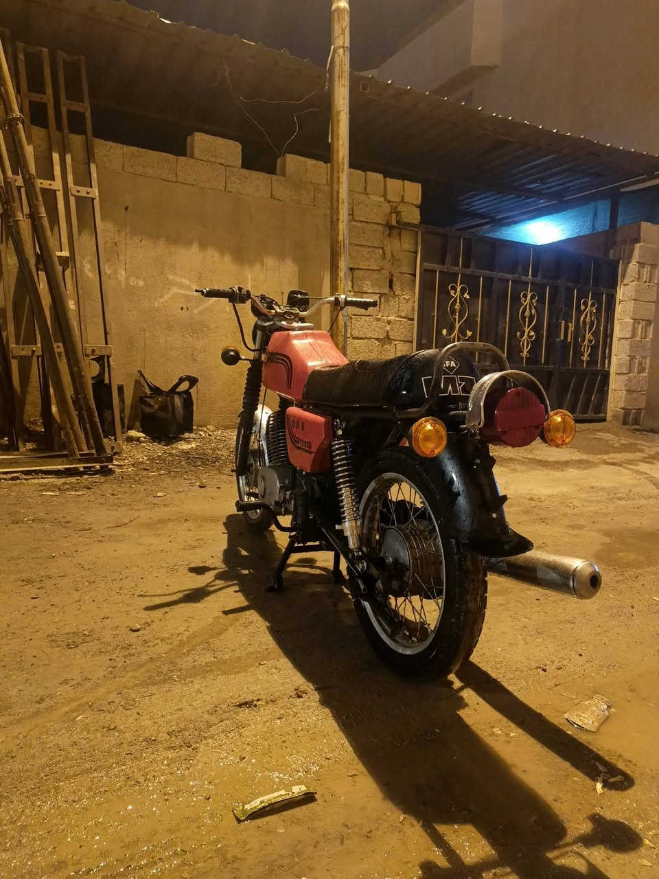 السلام عليكم دراجه 82كصه واحد لحيم مابيها بس بالخشم مكينه ناعمه مابيها لاصوت ولاش غراضها اغلبيتها الماني كشن جديد ودبلات وره وكدام واشاير كهربائيات كلها شغاله هورن بكلايت داينمو ارميجر سعر مليون و200وبيها مجال مكاني دجيل***********
