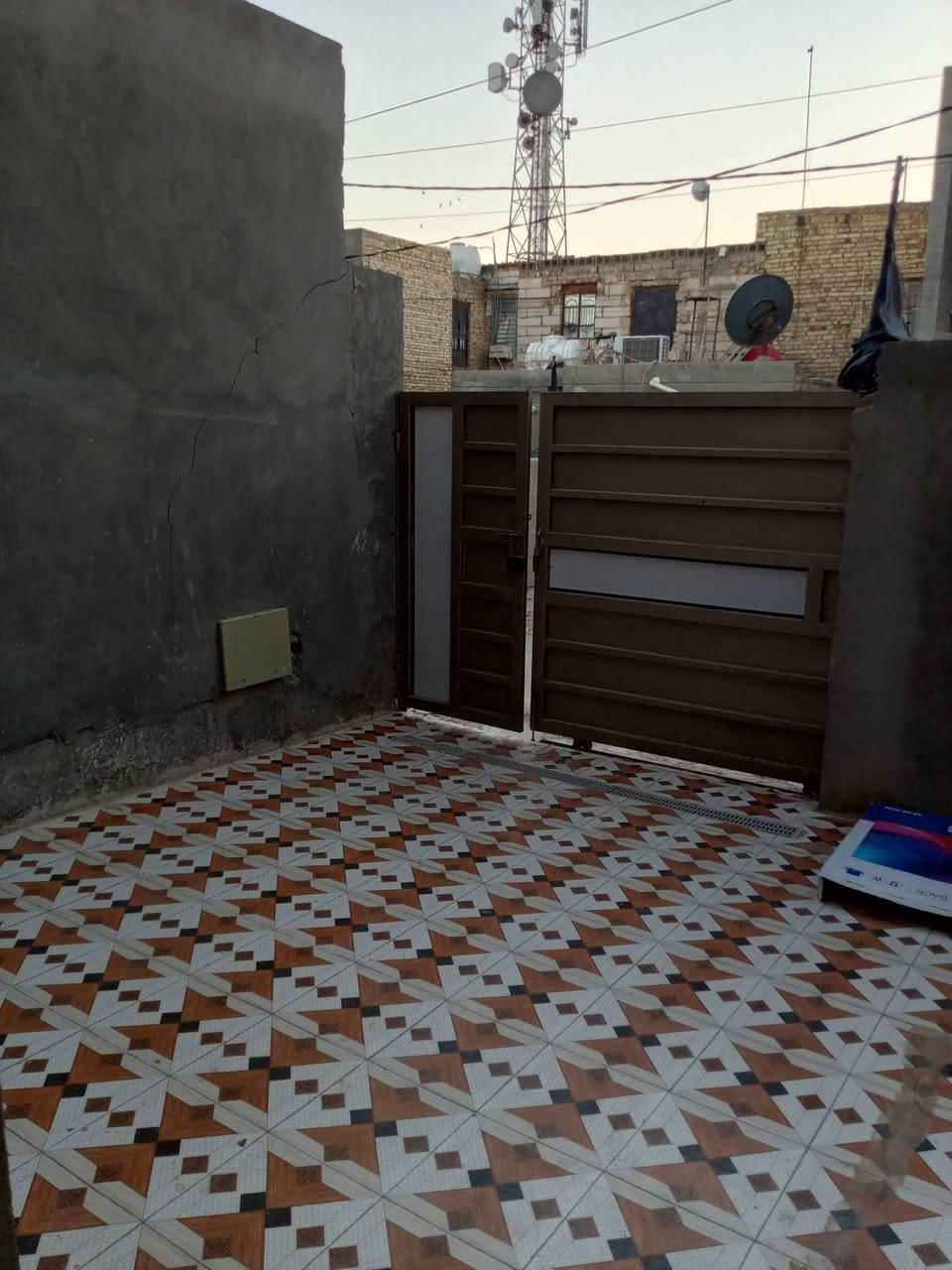 دار سكنية للإيجار

📍 الموقع: حي العسكري الثاني، قرب المستوصف الصحي.

📐 المساحة: 200 متر.

🏡 الوصف: بناء حديث، يحتوي على غرفتي نوم، وصالة، ومطبخ، واستقبال، وطارمة، ومجموعة صحية داخلية وأخرى خارجية.

***********
