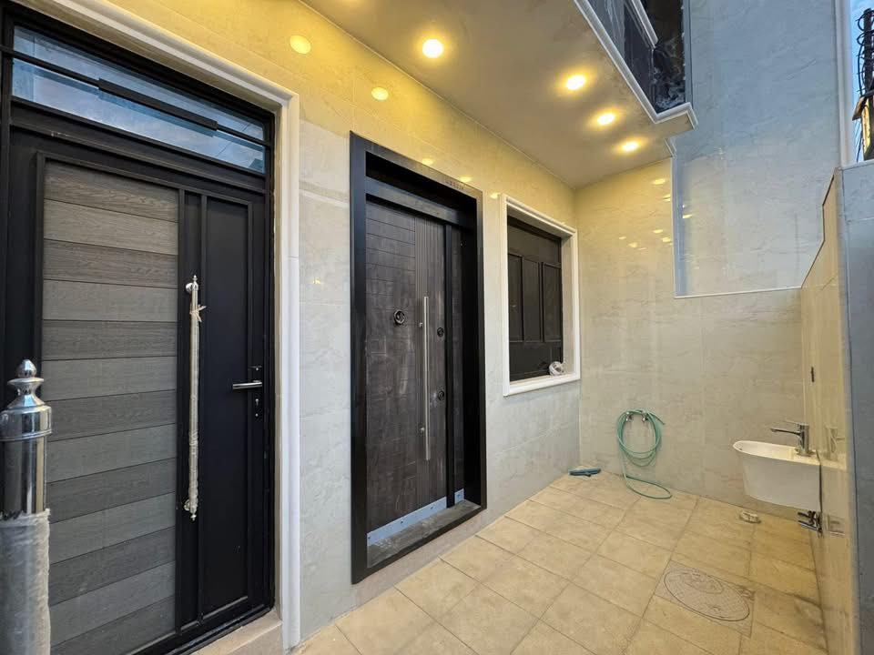 ‏مشتمل للبيع المساحة 100 متر الواجهة خمسة بن نزال 20 حي الجهاد الرفاق خلف شارع 40 مباشر ثاني قطعة شارع 20 شارع المركز موقع مميز جدا يحتوي على ثلاث غرف نوم صحية عدد اثنين بناء حديث غير مسكون الاستفسار***********.  مكتب ا اليقين العقارات
‏تصوير العقار
