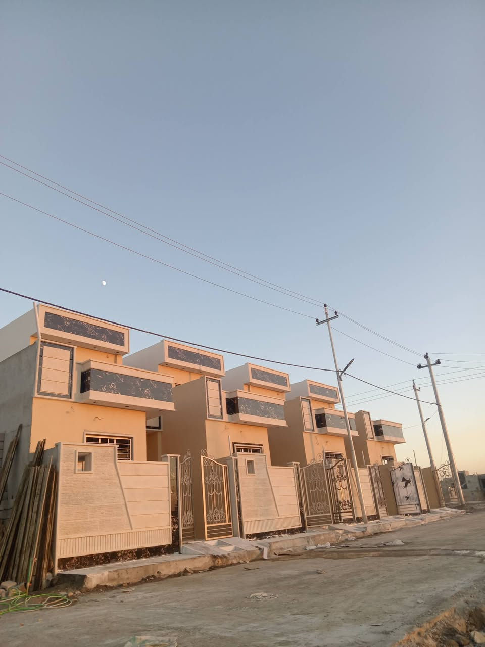 اربع بيوت للبيع في حي الملايين الثاني مجمع الملك سند 25 زراعه مساحه الدار الواحد 110 متر الواجهه 6 النزال 18 قيد الانشاء تسليم مفتاح السعر 65 وبيها مجال الاتصال على الرقم الموجود على الشاشه) ***********) ***********
