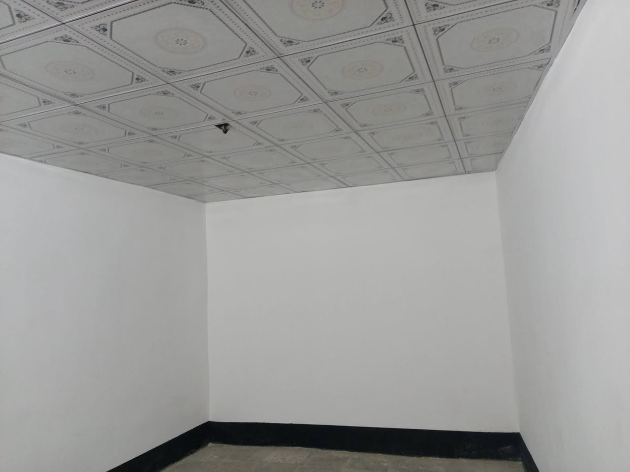 بيت للبيع مساحته متر٩٠ شارع المطار الجديد قرب بانزين خانة ريبال بي غرف ٣ ستقبال وصاره ومطبخ بيت كامل *********** قريب علا شارع ميتين متر
