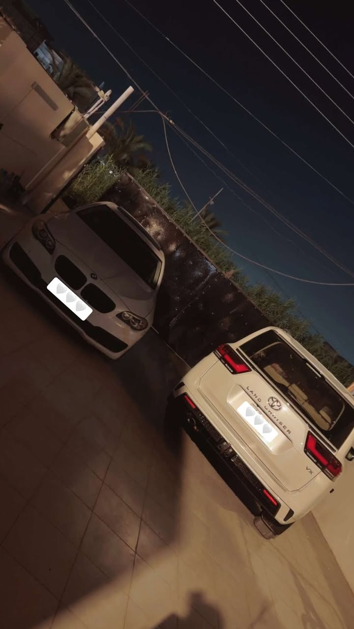 السلام عليكم
BMW 528i توين تيربو

السيارة فول مواصفات على اخر حباية وجديدة مال جناي
(ملاحضة السيارة مضلله)

    BMW 528i
* السنة: 2014
* الفئة: الفيس لفت (LCI)
* الابواب: 4 أبواب شفط 
* 4: ابواب بصمات
* الدفع: خلفي (RWD)

المحرك

* الكود: N20
* السعة: 2.0 لتر
* 4 سلندر توين تيربو TwinPower Turbo
* حقن مباشر
* نظام Valvetronic وDouble VANOS
* القوة: 241–245 حصان (حسب السوق)
* العزم: 350 نيوتن.متر
* تيربو Twin-Scroll
* نظام Start/Stop.  

ناقل الحركة

* أوتوماتيك 8 سرعات ZF Steptronic
* تبديل يدوي (+/-)
* أوضاع القيادة:
    * ECO PRO
    * Comfort
    * Sport
    * Sport+ (حسب التجهيز).  

* سعة خزان الوقود: 70 لتر

* مصابيح LED أو زينون حسب الفئة
* LED نهارية (Angel Eyes)
* حساسات أمامية وخلفية
* كاميرا خلفية (اختياري)
* فتحة سقف كهربائية
* مرايا كهربائية مع طي
* إضاءة ترحيبية بالمقابض (حسب التجهيز)

* شاشة iDrive كبيرة
* نظام ملاحة GPS
* بلوتوث
* USB وAUX
* تحكم من المقود
* مثبت سرعة
* تشغيل بزر Start/Stop (بصمة)
* تكييف أوتوماتيك ثنائي المناطق
* مقاعد جلد كهربائية مع ذاكرة
* إضاءة داخلية Ambient Light

* ABS
* ESP
* Traction Control
* Hill Start Assist
* Brake Assist
* TPMS مراقبة ضغط الإطارات
* ISOFIX لمقاعد الأطفال

* تعليق مستقل أمامي وخلفي
* توجيه كهربائي
رقم بغداد مكان السيارة كذلك بغداد 

بيها ضربة خفيفة بالجامغ الخلفي وراجع نفسة ضرر بسيط جداً 
بالاضافة الى تبديل الباب الامامي والخلفي جهة سايق اصلي نفس اللون اثر شخط

السعر: 155 بيها مجال بسيط 
 رقم الهاتف ‭ ***********‬
