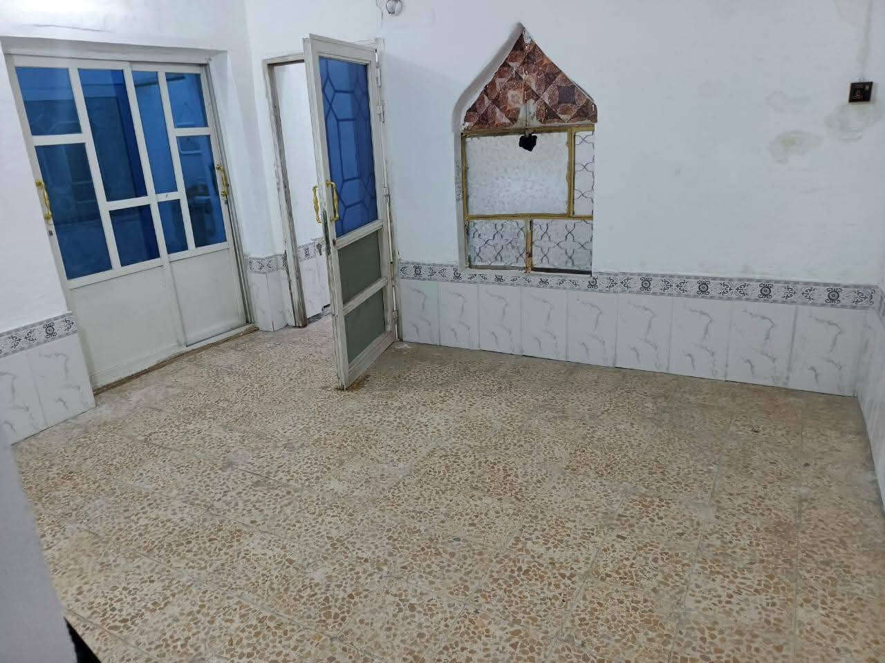 للبيع
بيت ١٠٠م امامي طابقين

بناء نظيف جدا عكاده

سعر ١٥٠ بيه مجال قليل

حاليا فارغ جاهز للسكن 

يقع في صالحيه قرب حسينة صاحب الزمان

يحتوي طابق الأول على غرفه وصاله ومطبخ وصحيات داخليه وخارجيه واستقبال

طابق ثاني غرفتين فقط

موبايل للاستفسار ***********
