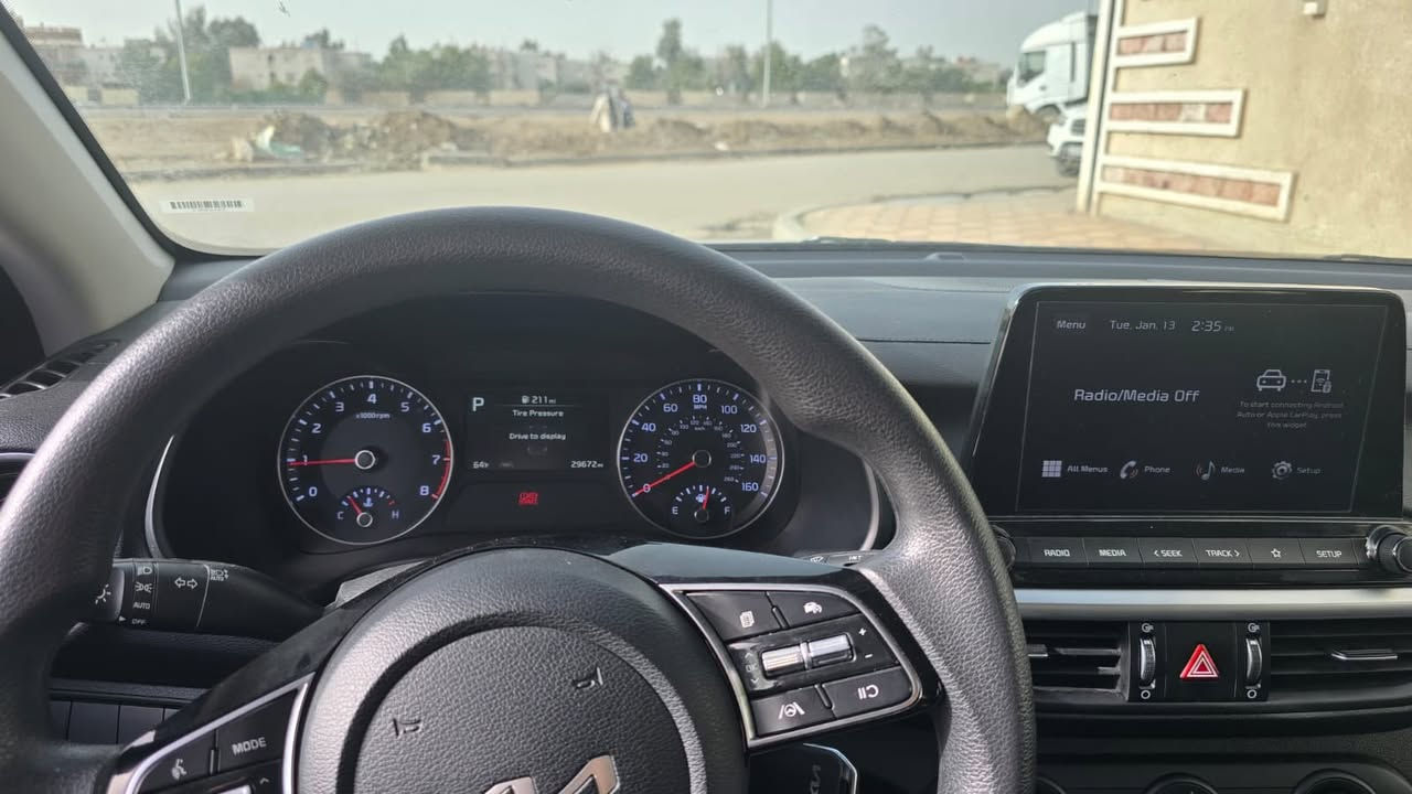 للبيع سيارة كيا فورتي ٢٠٢٤ لون سلفر 
موصفات نص فول
  حرة بدون رقم تترقم ب اسم المشتري دخول جديد حادثهه بابتين  عكس السايق و الوراه وايرباك بردة طك 
وبل العراق  طخة بل دعامية وشوية لايت مكسورة جامتة  مبدلات شركة مثل ماموضح بل صور  سعر  خاص 
*********** 
مكان السيارة بغداد
