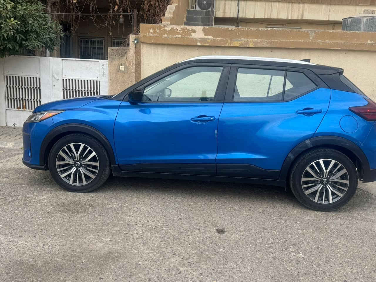 نيسان كيكس موديل /2021 

نوع /SV سقف اسود 

الابواب بصمة

تشغيل عن بعد 

بريك بصمة + اوتو هولد

نقطة عمياء 

تحديد سرعة + تحديد مسار 

رادار امامي + جانبي + خلفي

حساس امامي + جانبي + خلفي 

ويل كروم 

ماشية 106 الف 

حادثها ضربة خفيفة / موضح بالصورة

السعر / 125 $

رقم اربيل + مكاني كركوك 

هاتف /  ***********
