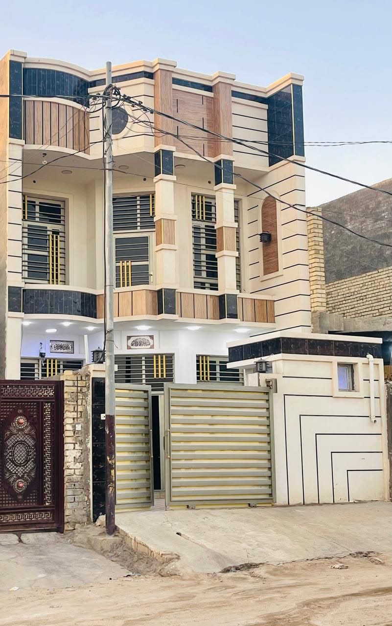 🏠 بيت للبيع – بناء درجة أولى
📍 الموقع: حي الأمين
📄 رقم القطعة: 16883
📐 المساحة: 125 متر مربع
🧭 الواجهة: تجاه القبلة

🔹 مواصفات البناء:

- الأساس 60 × 50.
- طابوق درجة أولى.
- تم رش البناء بالماء بشكل مستمر أثناء التنفيذ.
- كرستة حديد كاملة.
- جميع الأبواب والشبابيك من نوع بسمك 4 ملم.

🔹 تفاصيل البيت:

- طابقين 
- 3 غرف نوم.
- صالتان.
- غرفة استقبال.
- مطبخ.
- منور.
- بيتونة.
- حمامان.

🔹 الخدمات والتأسيس:

- تأسيس بواري درجة أولى.
- تنفيذ بمواد إنشائية ذات جودة عالية ومواصفات ممتازة.

✨ بيت متين البناء ومناسب للسكن العائلي، ويتميز بحسن التنفيذ وجودة المواد المستخدمة.

السعر المطلوب بي ١٣٠مليون وبي مجال 
📞 للاستفسار والتواصل:
*********** واتساب
***********
