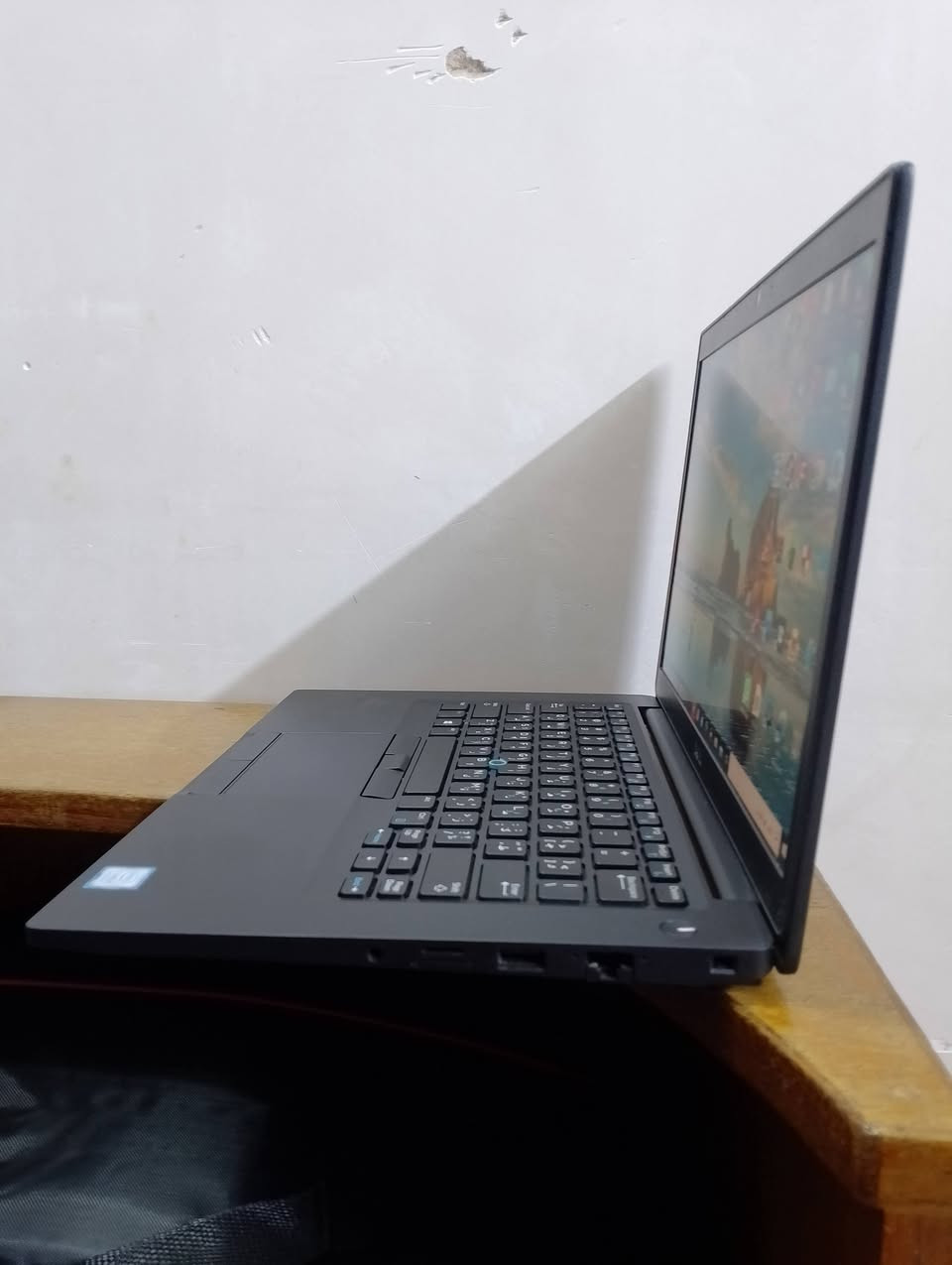 السلام عليكم ورحمه الله 

لاب توب Dell Latitude 7490

المعالج (CPU):  Intel Core i5 الجيل الثامن
RAM 8 جيجابايت

التخزين (SSD): مساحة 256 جيجابايت.

كارت الشاشة: Intel UHD Graphics 620.

نظام التشغيل: Windows 10 Pro اصلي

كيبورد مضيء ، منافذ متعددة type_c و USB الخ..

الجهاز جديد مامستخدم هواي 

الملحقات 

 شاحن ديل أصلي (Dell Original AC Adapter).
القدرة: 130 واط 

الماوس: ماوس لاسلكي Microkingdom M15 بدقة 1600 DPI.
مع ماوس باد، و حقيبة .

ملاحظة: يوجد كيبورد كيمنك مع قارء اقراص خارجي اذا يعجبكم ايضا للبيع. 

*********** 
متواجد واتساب وماسنجر
مكاني بغداد/ الدولعي
