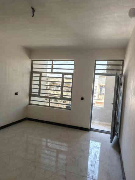 بيت للبيع مساحة 80متر مدخلين بناء فول موصفات 3نوم وصاله ومطبخ وخدمات الشعب شارع عدن خلف جامع الجهاد شارع 20رصيف عريض لاتصال مكتب كليم الله للعقار مقابل مدرسة بلقيس تابعني على صفحه ***********
