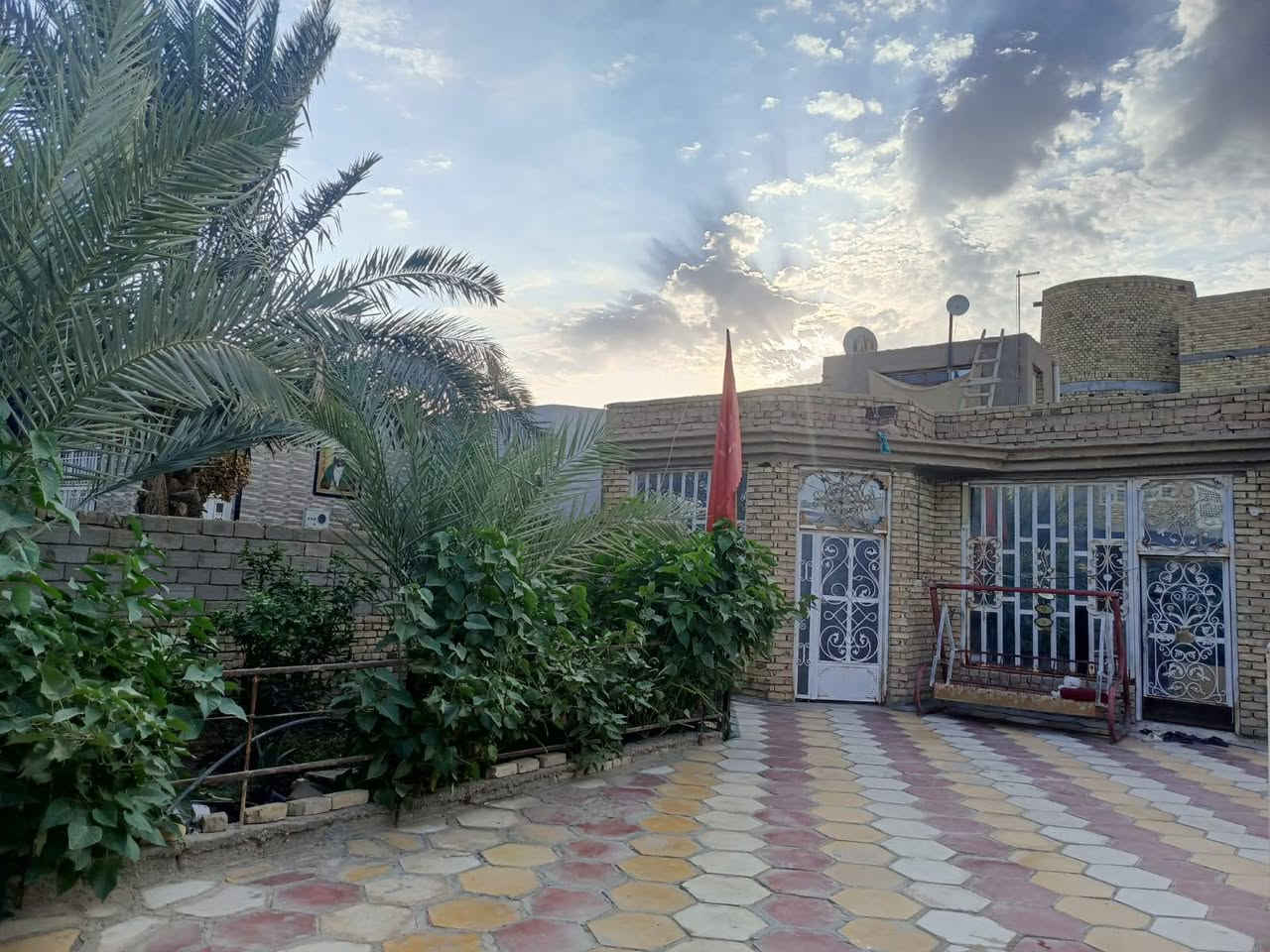 السلام عليكم 

▪️دار للبيع 
▪️الموقع حاوي العباس /شارع ال وارد /ثالث فرع عن الشط

▪️المساحه /280م 
▪️ يتكون من غرفتين و صاله و مطبخ و استقبال وصحيات خارجيه 

▪️***********
