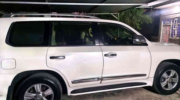 لاندكروز ٢٠١٢ بيها بارد بسيط بالباب والجاملغ الأمامي والباقي مكفول ماشية ١٦٦ 
السعر ٣٧٠ بيها مجال بسيط 
***********
