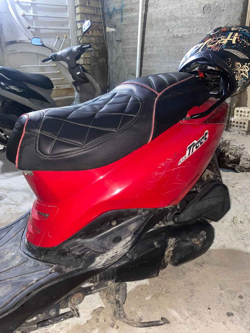 للبيع
دراجه اكزز اتريت ياباني اصل موديل 2015 ممشى الدراجه 25الف 
اللون احمر مميز 🍓
الدراجه صار شهرين من طلعت من الرمبه طلعت قبل راس السنه بـ يومين اخذتها ماشيه 23 الف بيها كشن رياضي بلادي اصلي جاي من اليابان يطلع سعره من 80 الى 100 الف
وبيها دكمه دبل اشاره وبيها شخاطه مال جداحه ومنفذ USB
كل ذني جايات مناك بلاد مكفوله كفاله عامه ماعده وجه الدشبول شويه من يم الاشاره اثر طخه بسيطه مبين بـ الصور الدراجه برغي ممفتوح منها ومكينتها شرط بـ الكارتون ع وضعها البلادي 
ويين ميعجبك روح افحص اوتجيب فيتر  وتفحص براحتك 
الدراجه نضيفه بـ معنى الكلمه ومداريها من جبتها لليوم دهنها موتل ما امبدل غيره ابد وشرط اجيبه من الوكيل الي بـ السنك يعني الدراجه ع ايدي 
السعر مليون و 375 وبيها مجال وتشلع عيوني
متواجد فيس او واتساب او رصيد ***********
