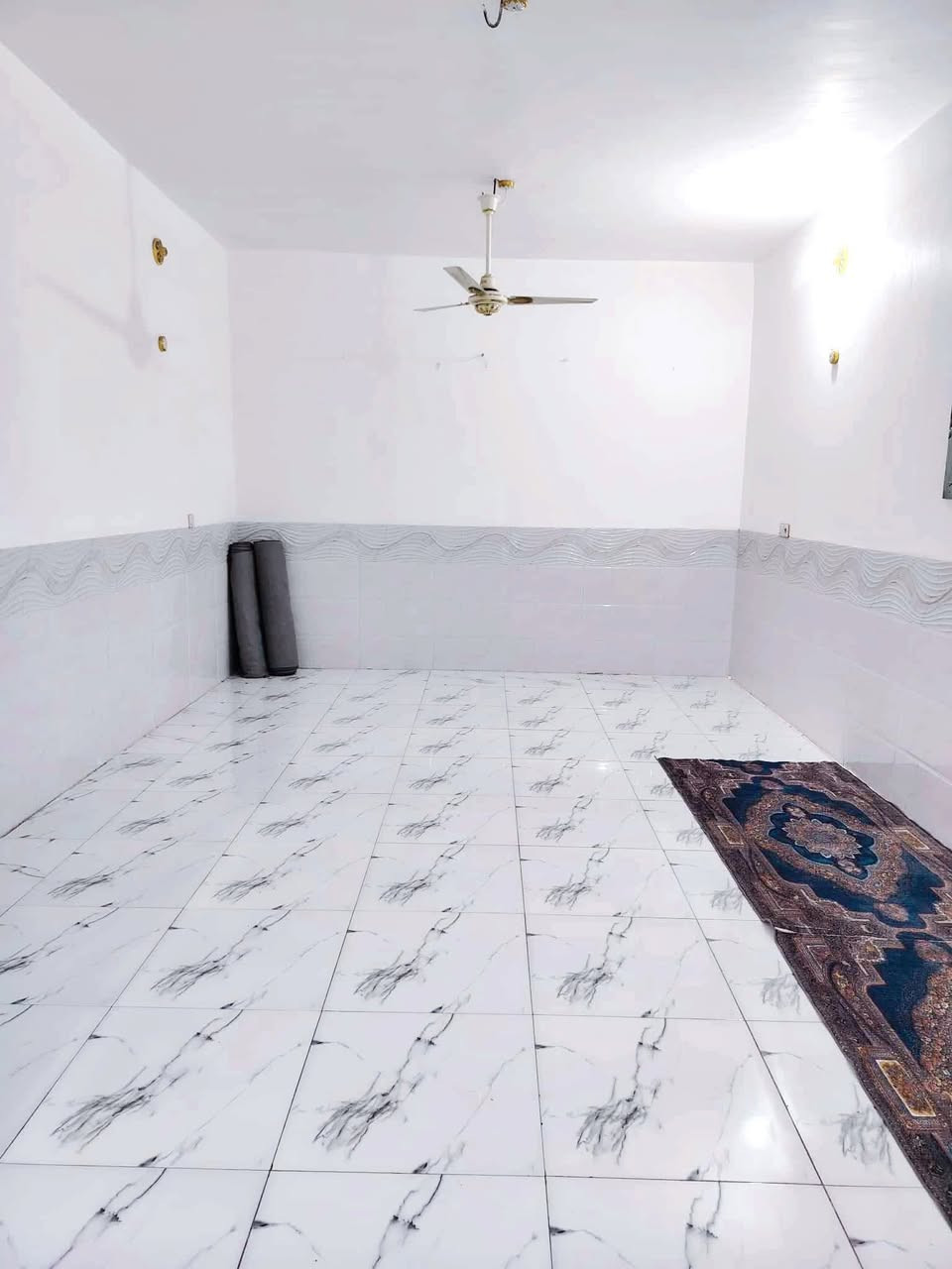 بيت للبيع    200متر سند حر  طابق ونص بناء حديث 2025 طابوق جمهوري صب كونكريت شغل درجه اولى مكون من 4 غرف نوم +ستقبال+صاله +مطبخ +صحيات  كامل سعر 165 مع المجال   موقع مجمع بيتي غريب شارع البيت تبليط على مجمع السلطان رقم الهاتف واتساب *********** وتساب ‏‪***********‬‏ ونتصال
