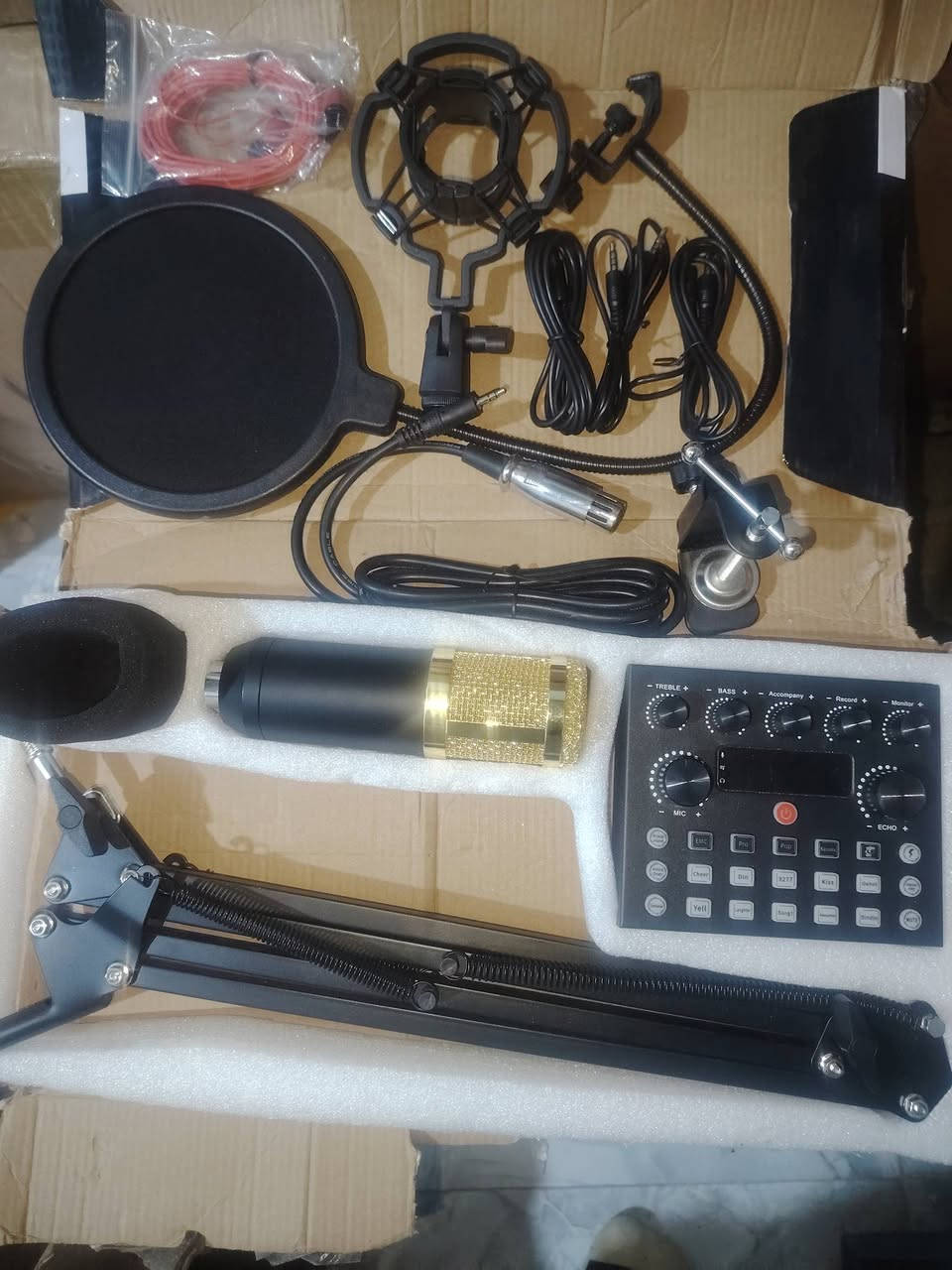 بكج الاستوديو المتكامل (Legendary Vocal) 🎙️
الجهاز الرئيسي:
✅ كارت صوت V8S المطوّر: (بي إضاءة RGB، مؤثرات صوتية مباشرة، وتغيير طبقات الصوت).
​الملحقات (قطعة قطعة):
1️⃣ ميكروفون احترافي: (لون ذهبي وأسود، صوته نقي جداً).
2️⃣ ستاند حديد (Arm Stand): (ذراع متحرك يتثبت عالميز).
3️⃣ فلتر حماية (Pop Filter): (يصفي مخارج الحروف).
4️⃣ مانع اهتزاز (Shock Mount): (يمسك الميكروفون ويمنع الضوضاء).
5️⃣ غطاء أسفنجي: (حماية إضافية للميكروفون).
6️⃣ مجموعة الأسلاك كاملة: (وصلات الموبايل، الحاسبة، وكابل الميكروفون الأصلي).
​💰 السعر: 45,000 دينار.
📞 للطلب: ***********
