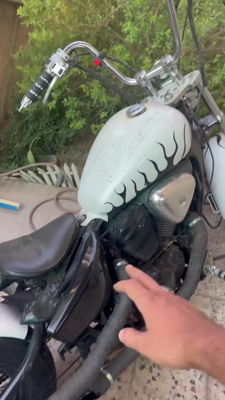 هارلي ستيد 400 cc
الدراجه مكفوله من كلش ما بيه اي نقص 
كاتم صالنصه 
عازل حراري 
قبضات 
دهن وماي راديتر 
كلهن توني شادهن اله 
للاستفسار خاص او اتصل ***********
